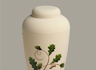 Creme soft urne med egeblad. Kr.: 1.425,-